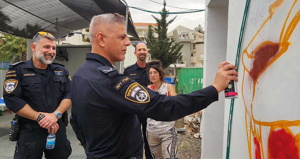 תנ"צ צחי שרעבי, מפקד מרחב ירקון, מצייר גרפיטי על קיר המרחב המוגן בתחנת גלילות