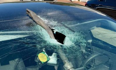 שמשת רכב מנופצת, רסיס יירוט תקוע בתוכה, צילום: מתוך הפייסבוק של עיריית רמת השרון