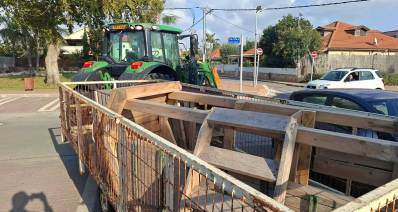 ציוד שנגנב מחוף הכלבים בהרצליה. ספסלי עץ של כלבים ומדרגות ועוד.