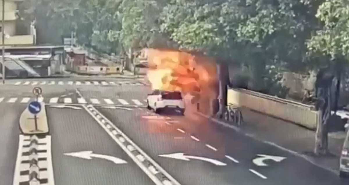 רגע הנפילה בלב ת״א סנטימטרים ממכונית נוסעת