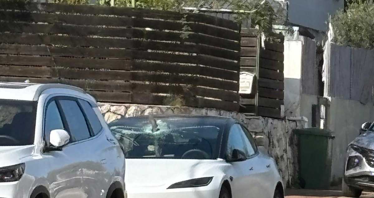 רסיס טיל שנפל על רכב טסלה ברמת השרון. צילום: לפי סעיף 27א לחוק זכויות יוצרים
