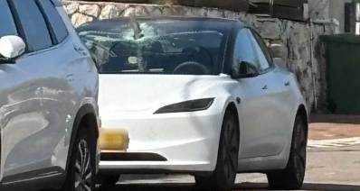 מכונית טסלה עם רסיס של טיל ברמת השרון