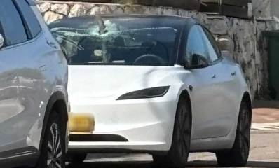 מכונית טסלה עם רסיס של טיל ברמת השרון