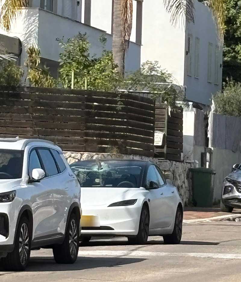 מכונית טסלה עם רסיס של טיל ברמת השרון