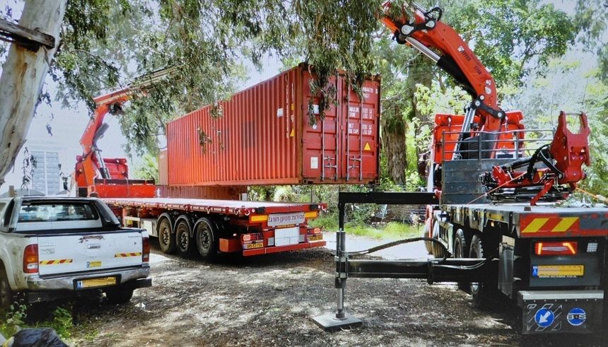 משאית בעת מבצע פינוי הפלישה לקרקע ליד שדה התעופה. צילום: דוברות עיריית הרצליה