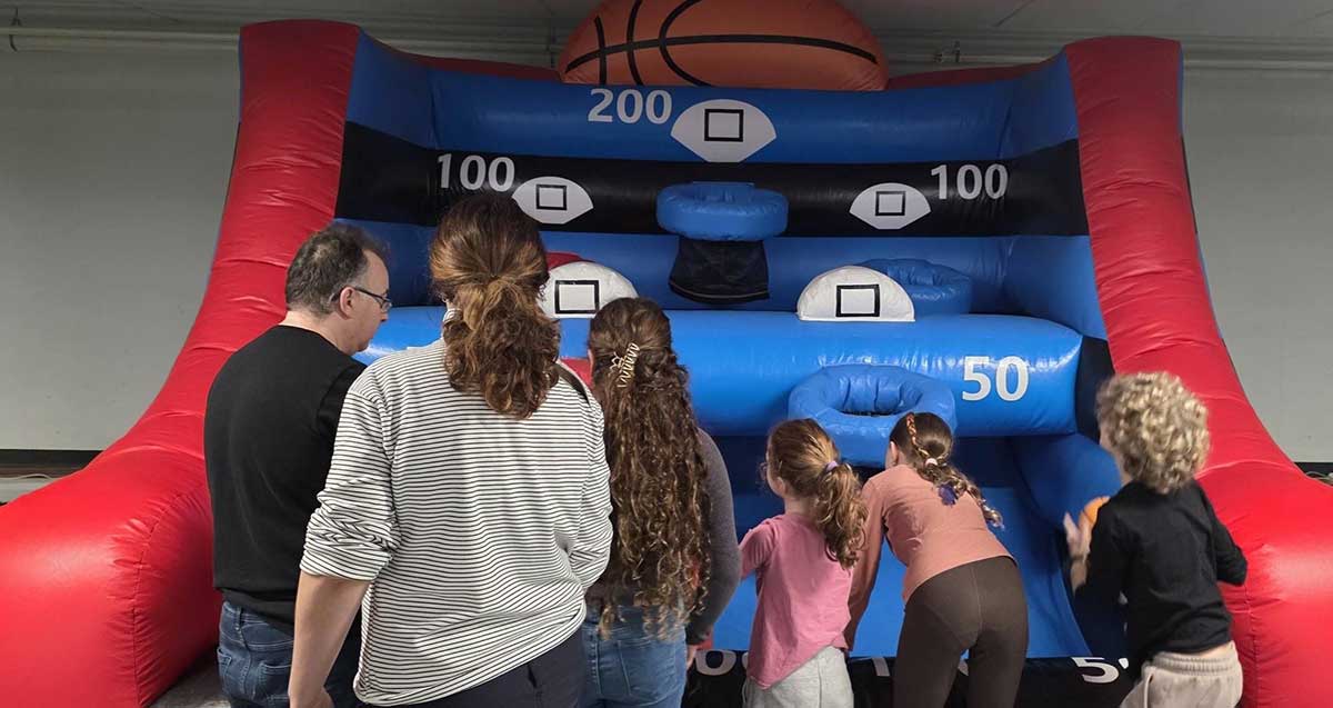 פארק שעשועים ממוגן להורים וילדים בקומה מינוס 5 בביג גלילות. ילדים והורים משחקים במתקן קליעה לסל
