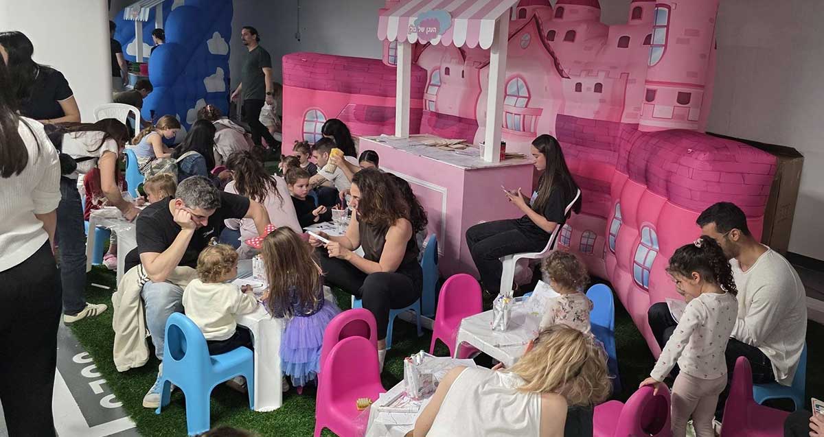 פארק שעשועים ממוגן להורים וילדים בקומה מינוס 5 בביג גלילות. ילדים והורים במשחקי יצירה