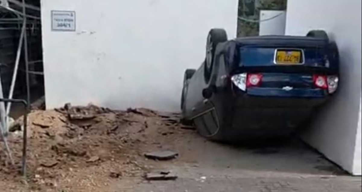 רכב התהפך בשכונת מרשה מהדף של רסיס טיל איראני