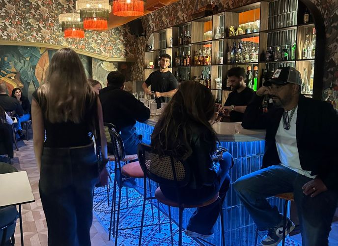 אנשים יושבים בבר cayo, צילום: פרטי