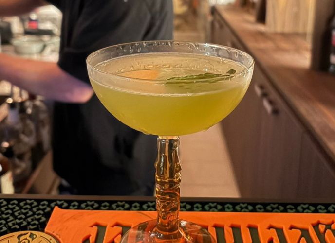 קוקטייל צהוב מונח על דלפק הבר, צילום: פרטי