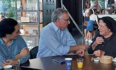 משה פדלון עם מפונים ממושב זימרת במלחמה. צילום: מתוך הפייסבוק של פדלון