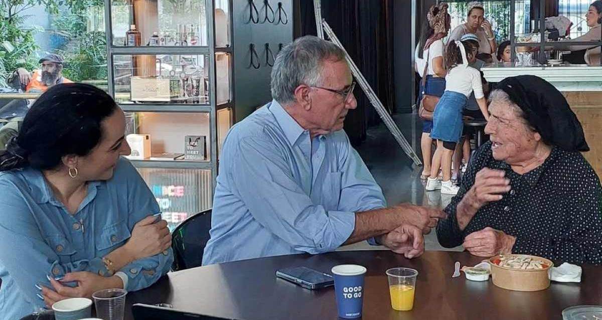 משה פדלון עם מפונים ממושב זימרת במלחמה. צילום: מתוך הפייסבוק של פדלון