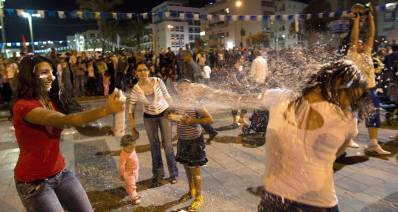ילדים מתיזים ספריי קצף. הדמיית בינה מלאכותית: שרון אונליין