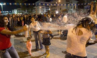 ילדים מתיזים ספריי קצף. הדמיית בינה מלאכותית: שרון אונליין