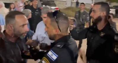 עימות בין שוטרים לבין גיא קלנר מחוץ להרצאת גיא פלג בבית יד לבנים ברמת השרון. צילום: פרטי
