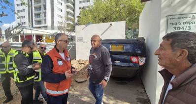 איציק רוכברגר בזירת נפילת רסיס טיל