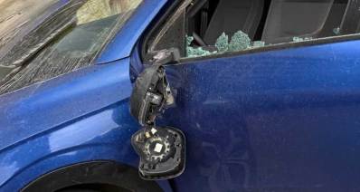 הרכב שניזוק ממכות לום. שמשה ליד הנהג שבורה. מראת צד מחוץ לרכב שבורה.