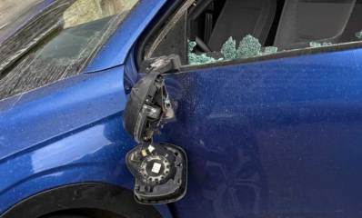 הרכב שניזוק ממכות לום. שמשה ליד הנהג שבורה. מראת צד מחוץ לרכב שבורה.