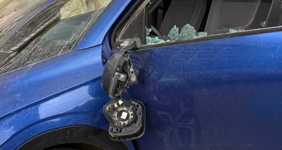 הרכב שניזוק ממכות לום. שמשה ליד הנהג שבורה. מראת צד מחוץ לרכב שבורה.