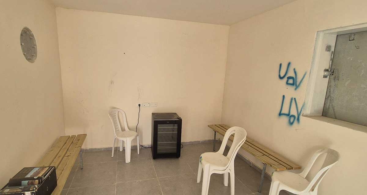 הממ"ד היביל שבו התמגנו וניצלו תושבי מורשה - דקות אחרי נפילת פצצת המצרר