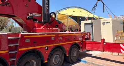 מנוף מציב מיגונית יבילה ברעננה, צילום: עיריית רעננה