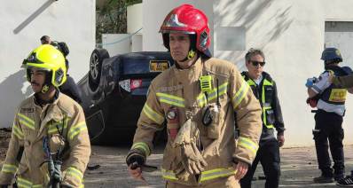 צוותי הצלה ושיטור ברחוב ליד מקום הנפילות ברמת השרון. בסמוך לרכב ההפוך ליד המקלטים הציבוריים