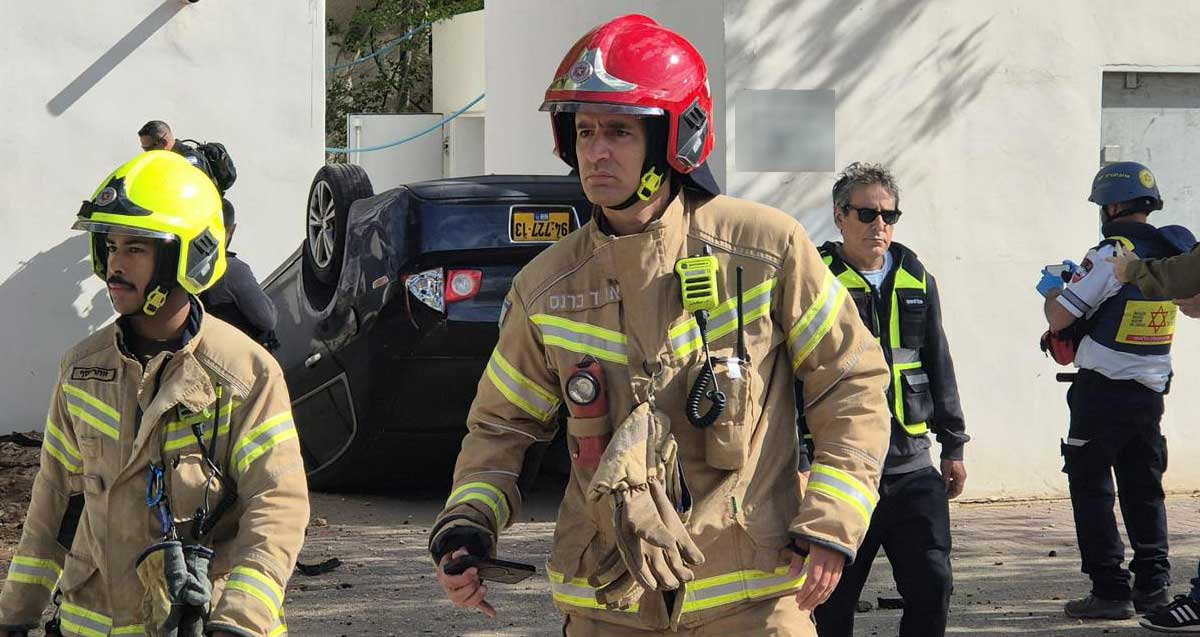 צוותי הצלה ושיטור ברחוב ליד מקום הנפילות ברמת השרון. בסמוך לרכב ההפוך ליד המקלטים הציבוריים