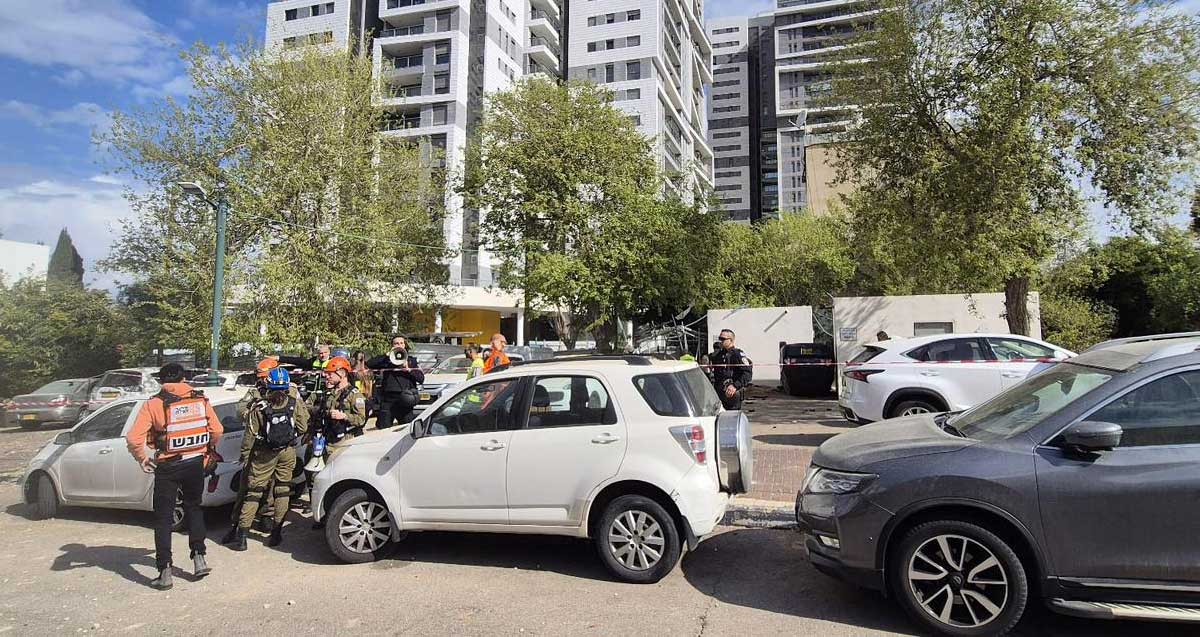 צוותי הצלה ושיטור ברחוב ליד מקום הנפילות ברמת השרון