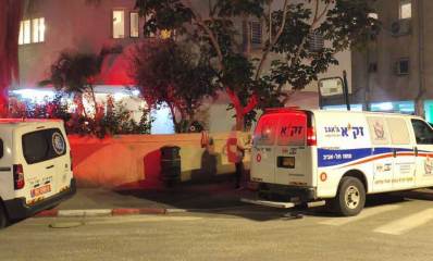 ניידת של זקא חונה ליד בניין על מעבר חצייה ברחוב רחל בהרצליה