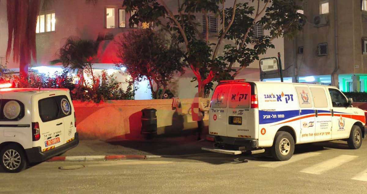 ניידת של זקא חונה ליד בניין על מעבר חצייה ברחוב רחל בהרצליה