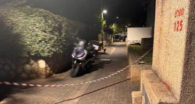 סרט סימון סוגר את רחוב רחל בהרצליה. ליד מקלט 1125. אופנוע של זקא ברחוב