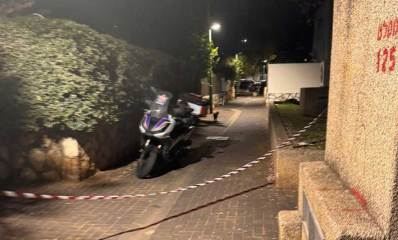 סרט סימון סוגר את רחוב רחל בהרצליה. ליד מקלט 1125. אופנוע של זקא ברחוב