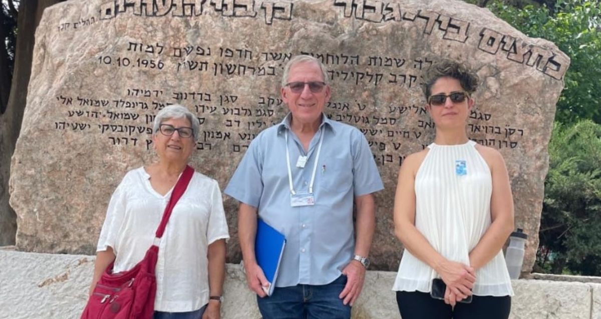 3 מורי דרך ליד אנדרטה, צילום: פרטי