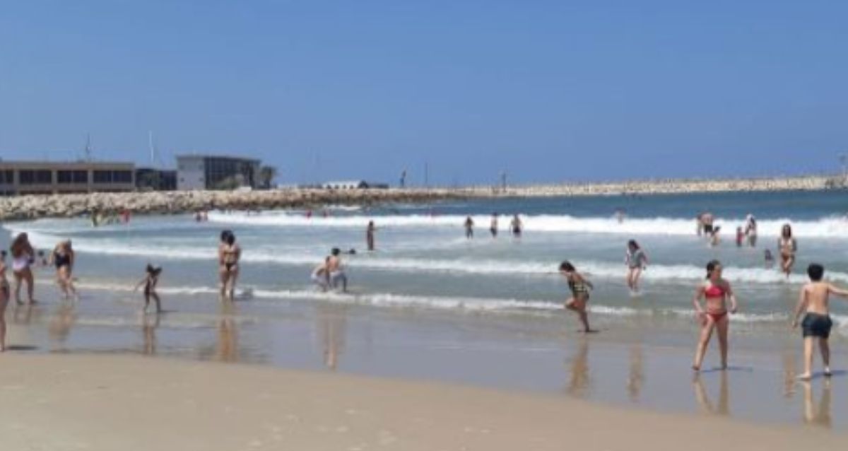 חוף אכדיה הרצליה יולי 2020. צילום: שרון יונתן