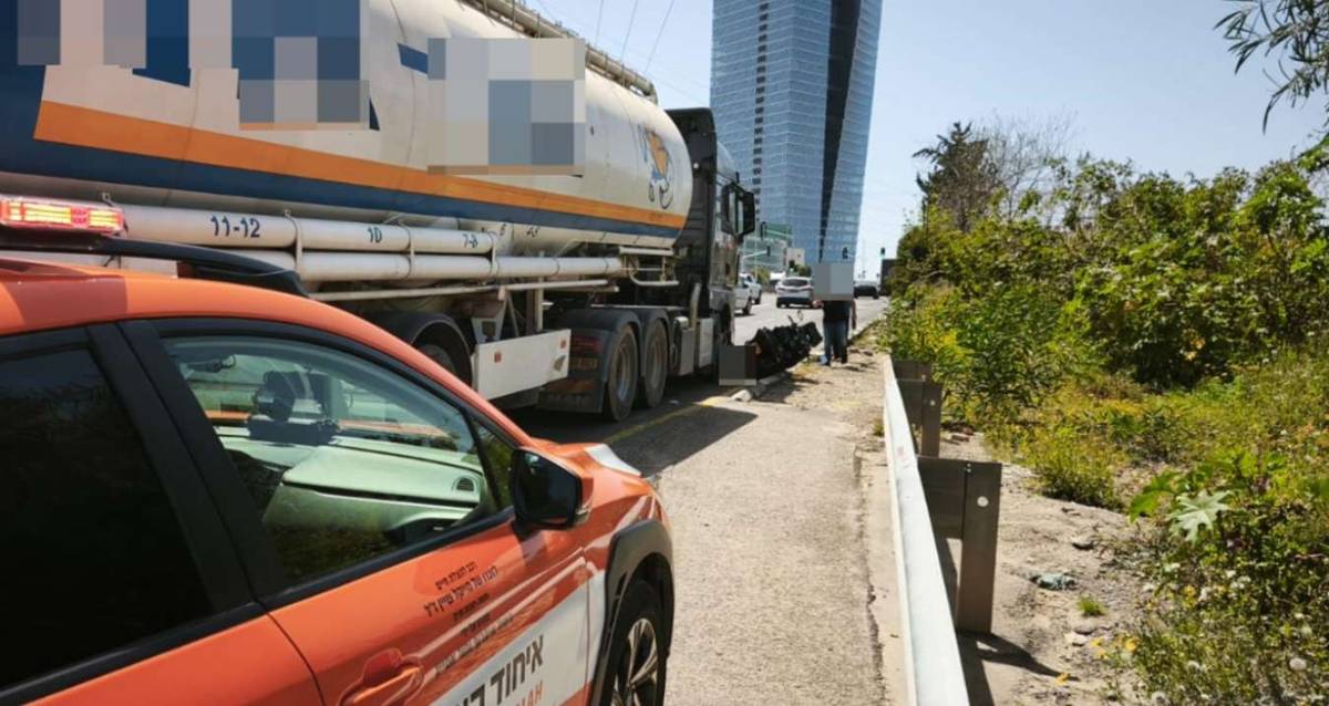 משאית בכביש בזירת התאונה לידה מכונית של איחוד הצלה, צילום: איחוד הצלה