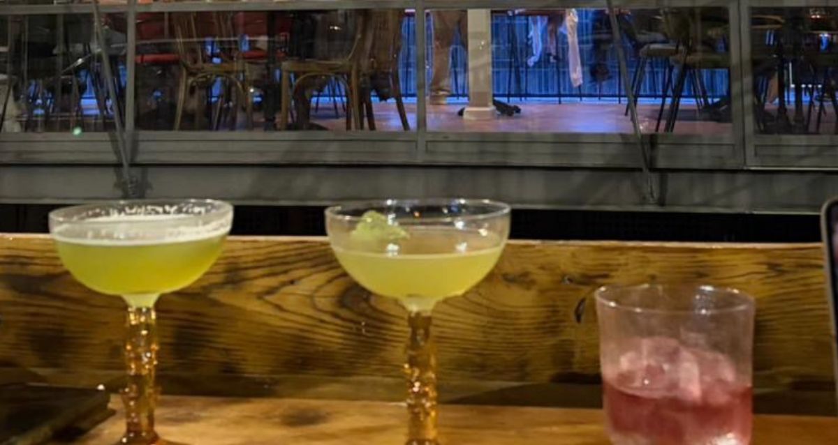 3 קוקטיילים על מדף עץ בבר קאיו, צילום: פרטי