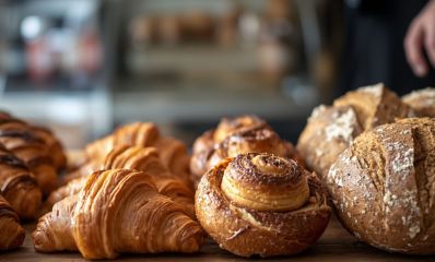 מאפים מתוקים ולחם בויטרינה של מאפייה, הדמיית בינה מאלכותית: שרון אונליין