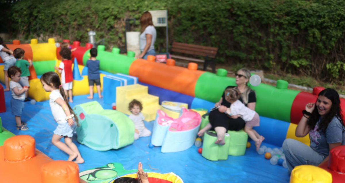 ילדים ואמהות במתחם ג'ימבורי, צילום: עיריית הרצליה