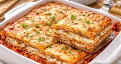 תבנית לבנה עם לזניה עשויה ממצות, צילום: חלי ממן