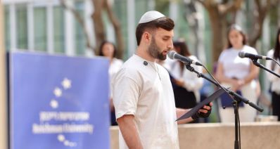 מתן אנגרסט עם חולצה וכיפה לבנה נושא תפילה, צילום: אלון גלוע