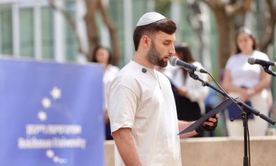 מתן אנגרסט עם חולצה וכיפה לבנה נושא תפילה, צילום: אלון גלוע