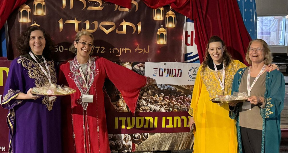 4 אנשים לבושים בכופתנים מרוקאים צבעונייים ליד ואן מקושט מחזיקים מגש עוגיות,ף צילום: רשת מגוונים