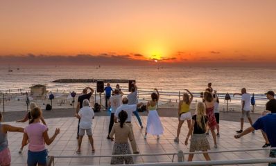 תושבי הרצליה באימון כושר מול חוף הים בשקיעה, צילום: עיריית הרצליה