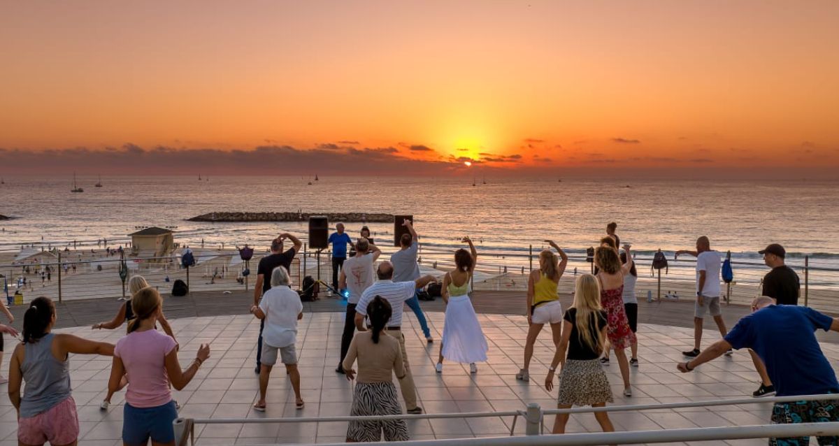 תושבי הרצליה באימון כושר מול חוף הים בשקיעה, צילום: עיריית הרצליה