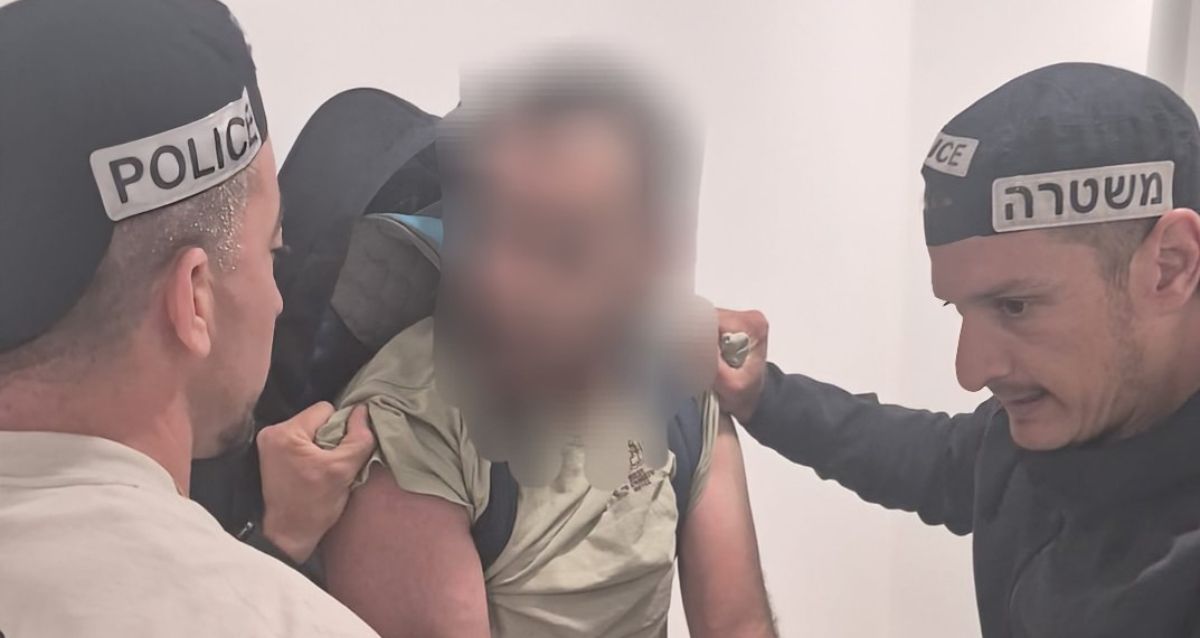 שני שוטרים אוחזים שב"ח מטושטש פנים חשוד בעבירות מין, צילום: משטרה
