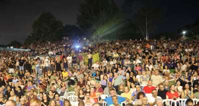 קהל רב על הדשא צופה בשעות הערב בהופעה בפארק הנצח, צילום: עיריית רמת השרון