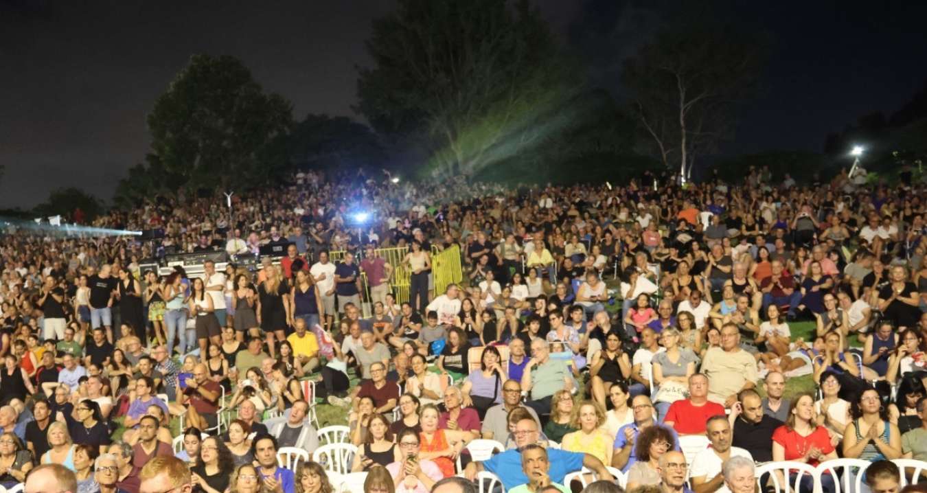 קהל רב על הדשא צופה בשעות הערב בהופעה בפארק הנצח, צילום: עיריית רמת השרון