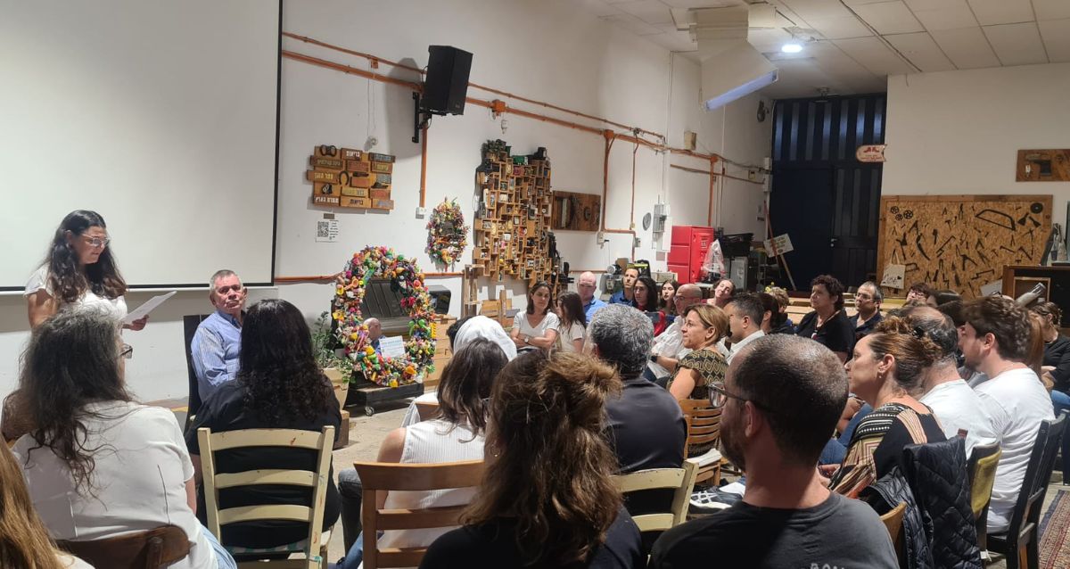 אנשים יושבים באירוע זיכרון בסלון בשנת 2025, צילום: עיריית כפר סבא