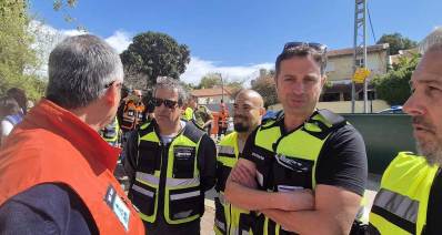 מהנדס העיר רמת השרון אדריכל שי אללוף בשטח, עם ראש העיר ועובדי העירייה.