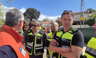 מהנדס העיר רמת השרון אדריכל שי אללוף בשטח, עם ראש העיר ועובדי העירייה.